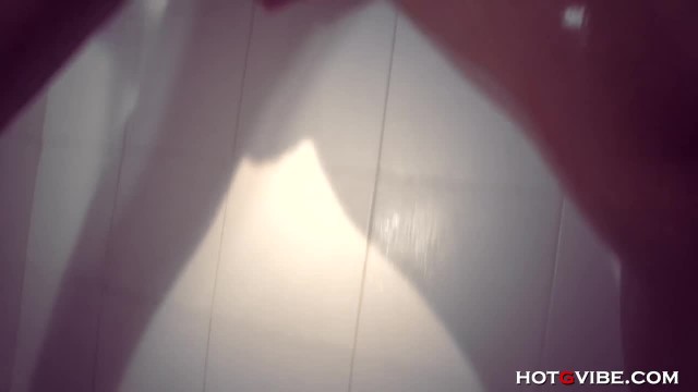 Мокрая брюнетка кончает в душе от мастурбации - #8