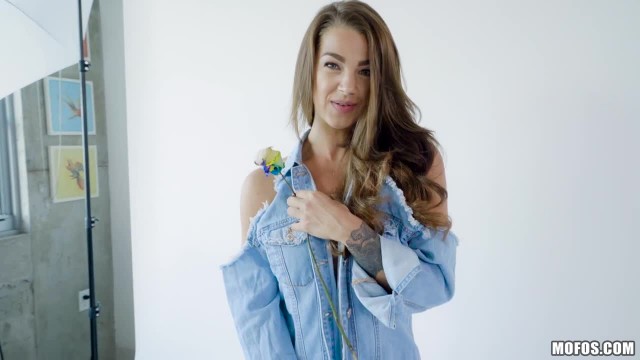 Жопастая шатенка кончает на камеру - #2