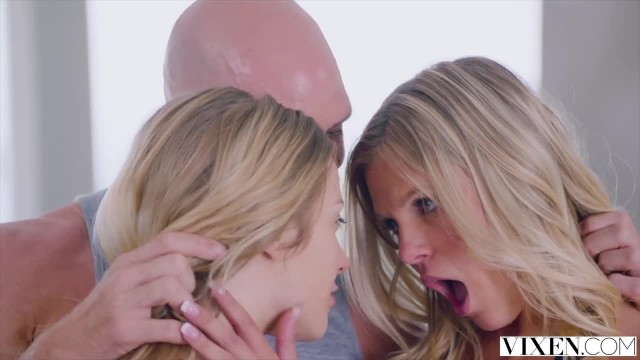 Две блондинки оседлали один член - #3