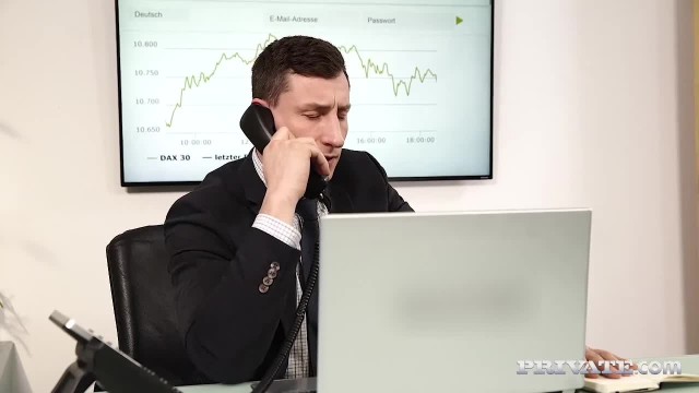 Распутная секретарша отвлекает босса - #1