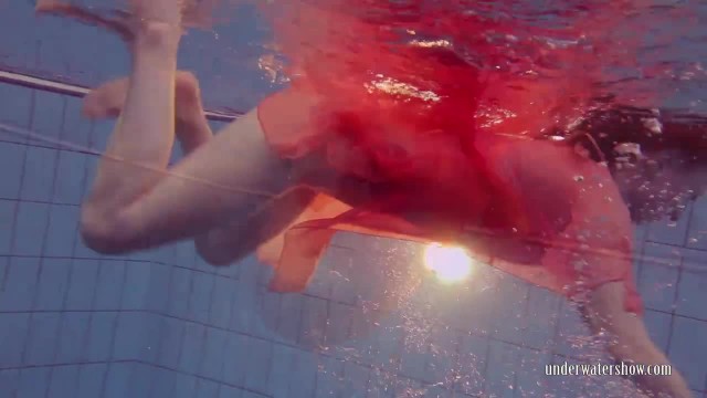 Рыжеволосая показала сиськи в бассейне - #1