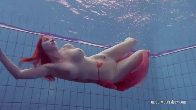 Рыжеволосая показала сиськи в бассейне - #9