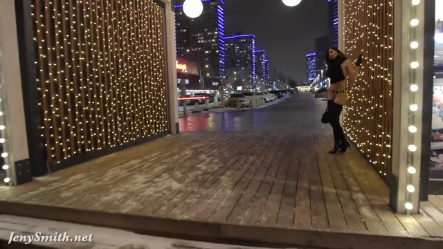 Брюнетка ходит голая по улицам - #7