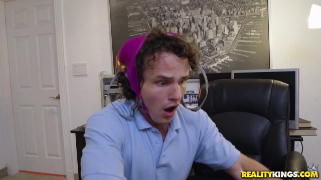 Грудастая соседка оттрахала ботана - #2