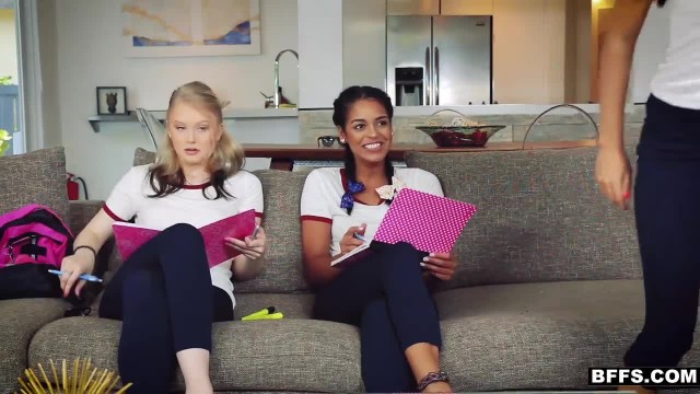 Три шлюхи по очереди прыгают на члене - #1